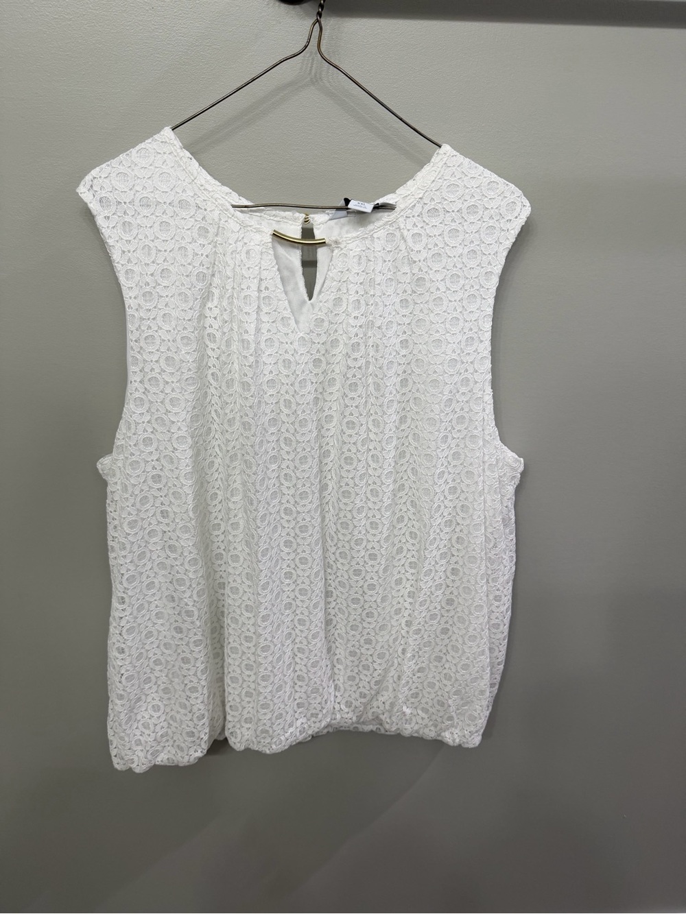 Liz Claiborne White Lace Sleeveless Keyhole Blouse